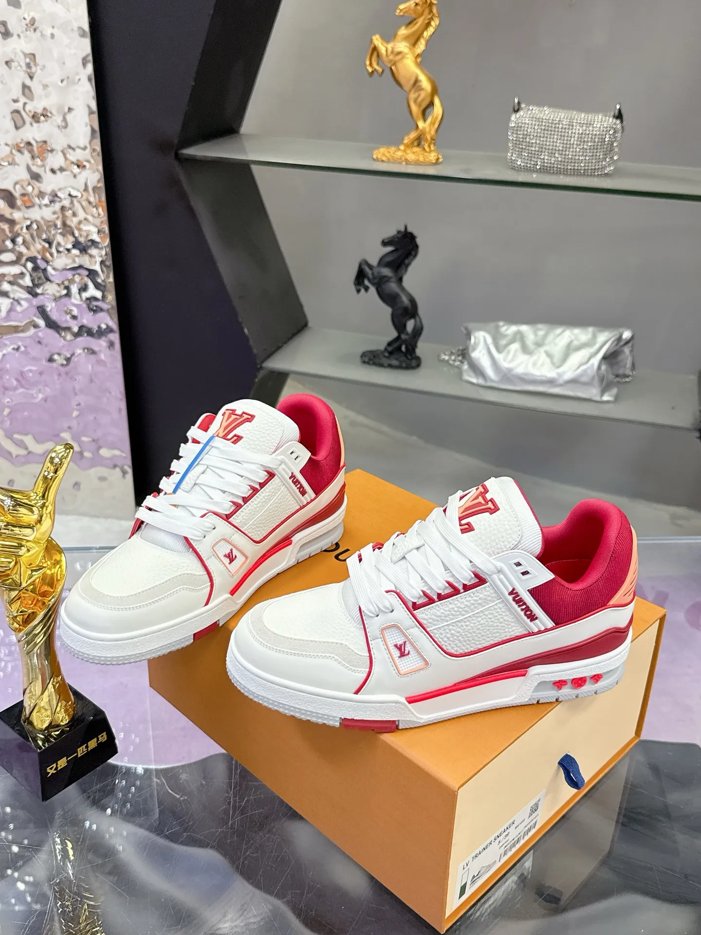 Factory price: 760💰 (latest color) This LV Trainer sneaker is made of grained cow leather, and uses vibrant colors to pay tribute to Virgil Abloh’s original classic inspired by retro basketball shoes. The upper is embellished with rubber LV letters and Vuitton logo, and the outsole is decorated with Monogram flowers. Exquisite packaging at the delivery counter🛍📦 ▪️Fabrics: Original customized first-layer cowhide ▪️Inner lining: Original customized breathable mesh lining ▪️Outsole: Original molded two-color TPU combination outsole ▪️Sole thickness: 3CM ▪️Size: Women's 35-40 Men's 38-46